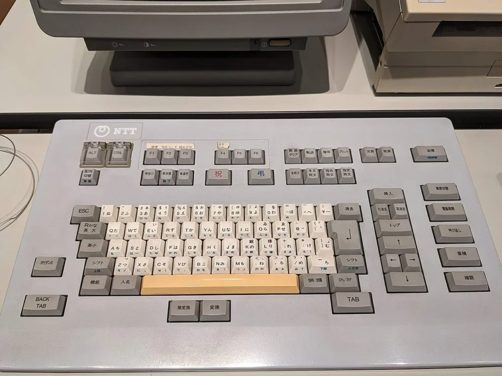 電報受付入力装置のキーボードの写真
