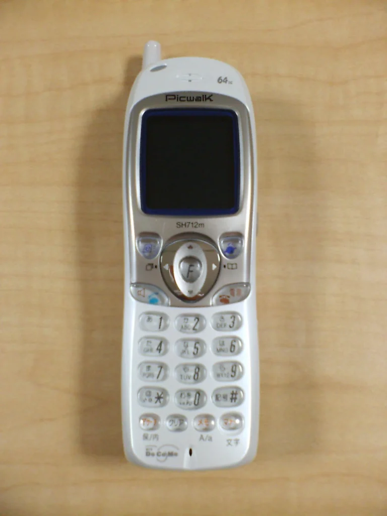 NTTドコモ向けシャープ製PHS端末SH712mの写真