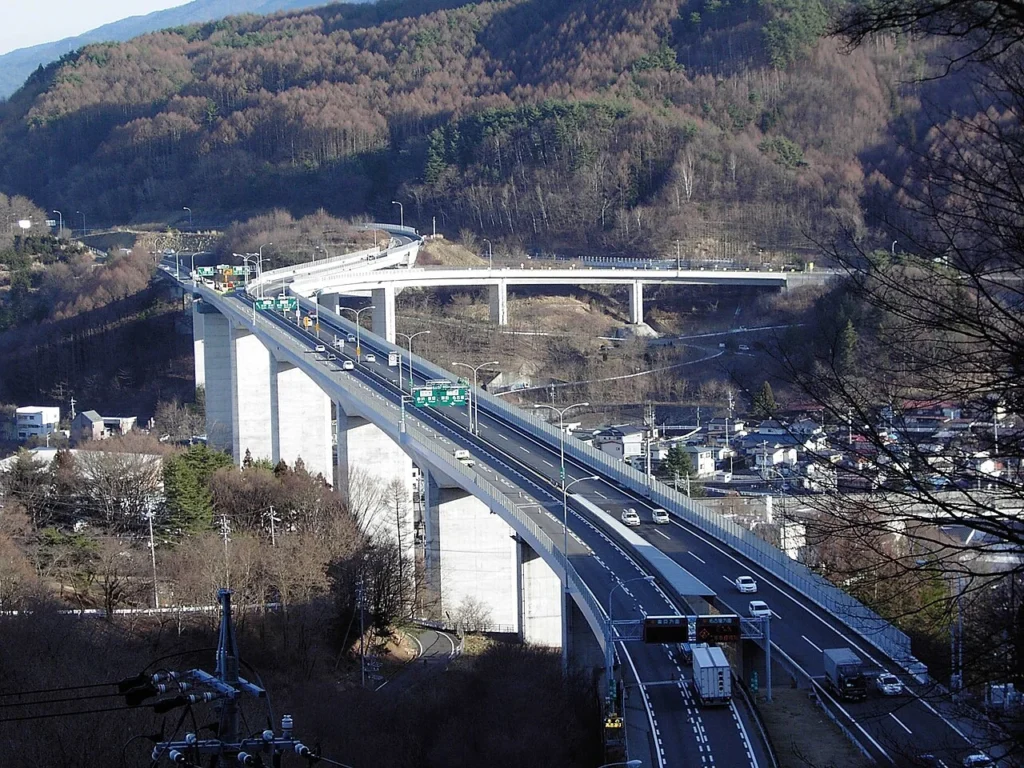 長野県岡谷市を通る長野自動車道の写真