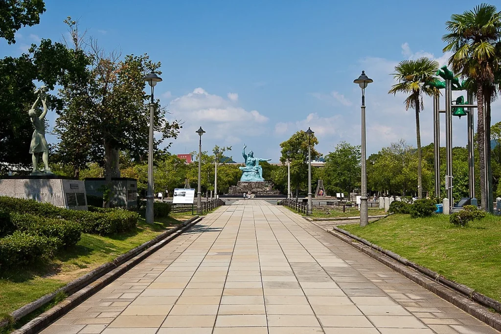 長崎平和公園と平和祈念像の広域風景