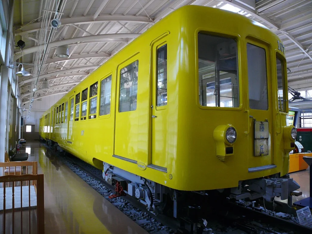 名古屋市のレトロ電車館に展示された地下鉄車両の写真