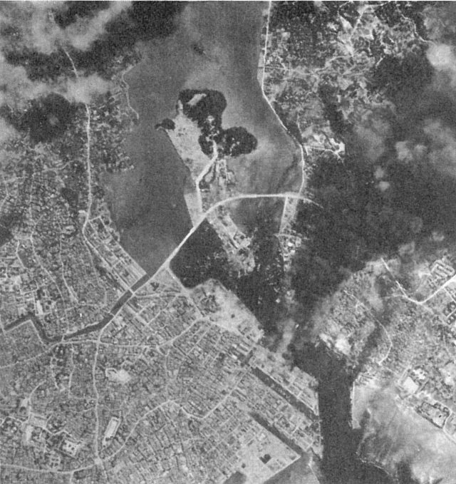 1944年10月10日の空襲を受ける那覇市街の航空写真