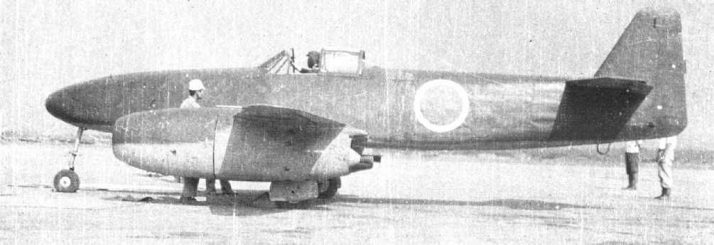 初飛行を前に木更津飛行場に置かれた国産ジェット機の橘花
