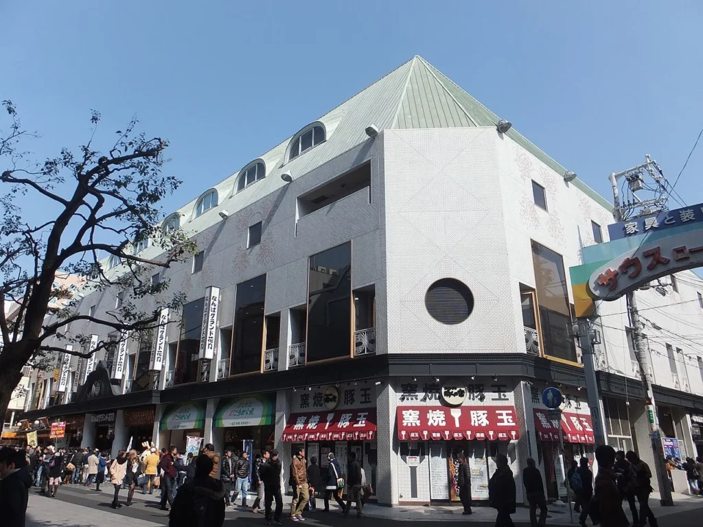 大阪市のなんばグランド花月の建物