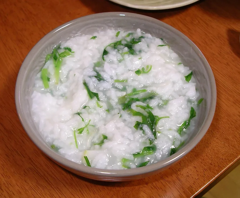 七草の節句に食べる七草粥の写真