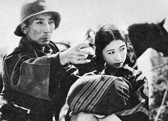 映画「何が彼女をさうさせたか」に出演する高津慶子