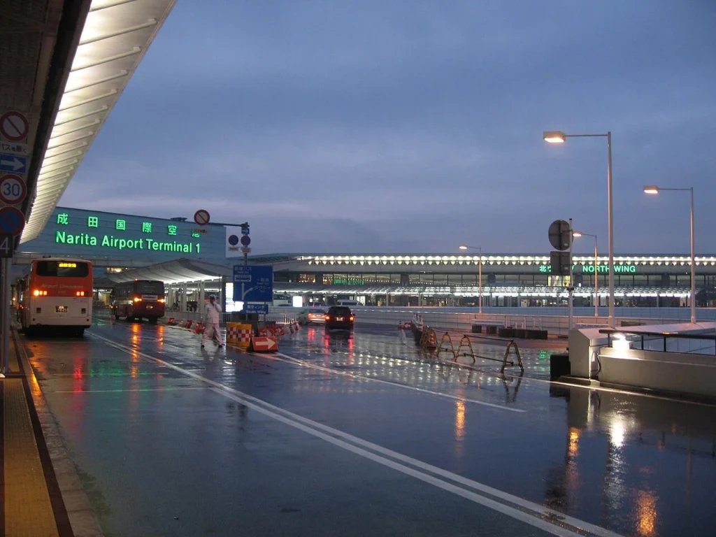 成田国際空港第1ターミナルの出発口