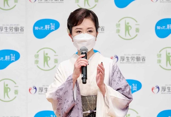 受賞の挨拶をする歌手の伍代夏子