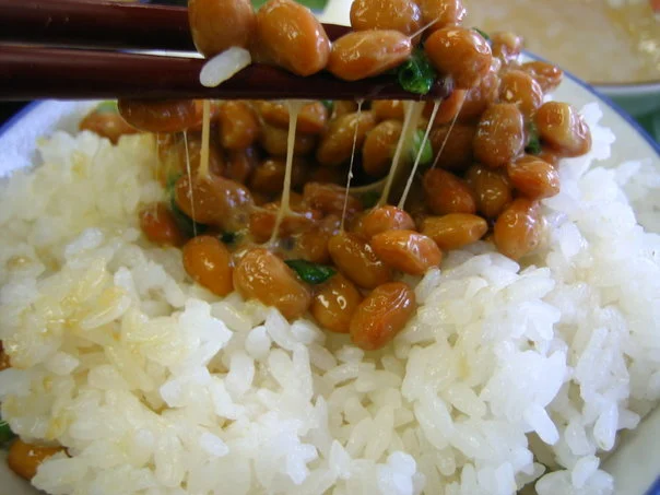 ご飯の上に盛り付けられた納豆