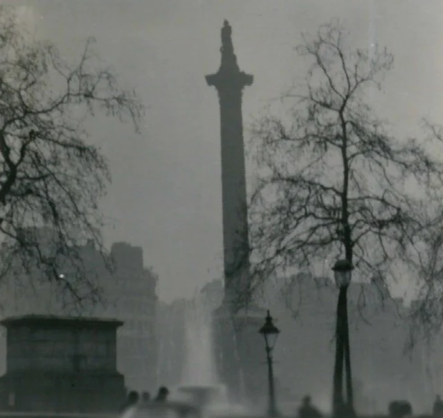 1952年の濃いスモッグに覆われたロンドンのネルソン記念柱