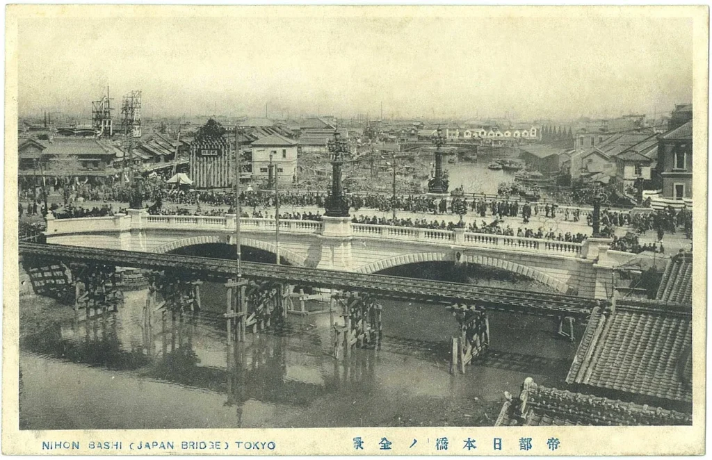 1911年に完成したばかりの東京・日本橋を見物する人々