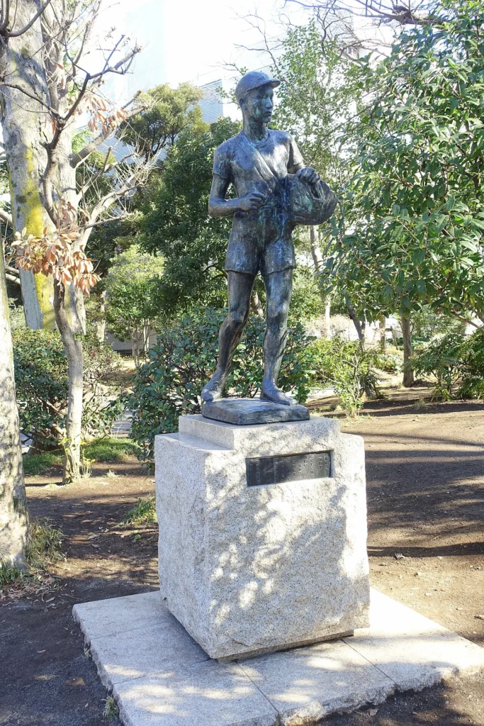 有栖川宮記念公園にある新聞配達少年の像