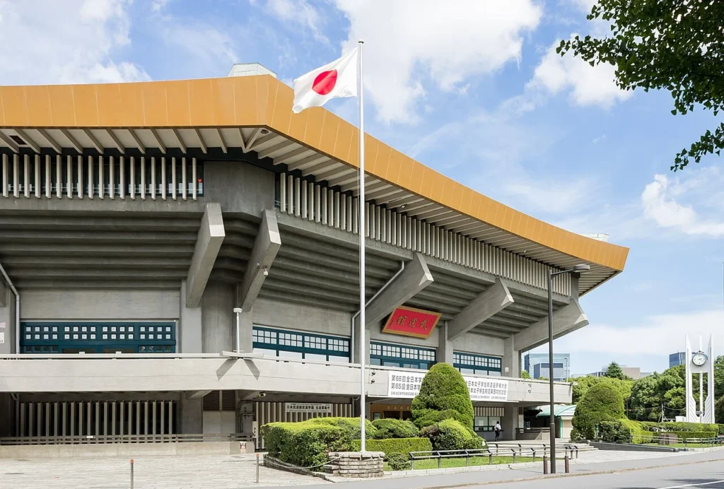 八角形の大屋根を持つ東京・北の丸公園の日本武道館