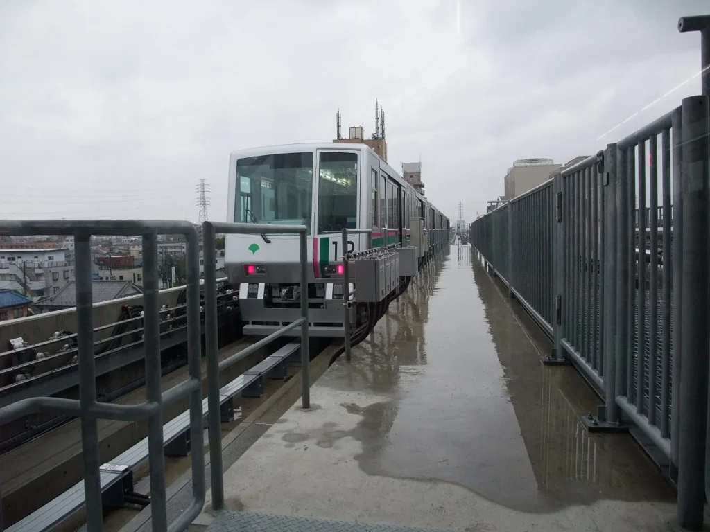 試運転中の日暮里・舎人ライナー