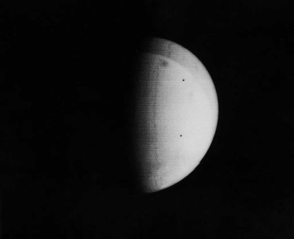 マリナー9号が火星への接近中に撮影したオリンポス山周辺