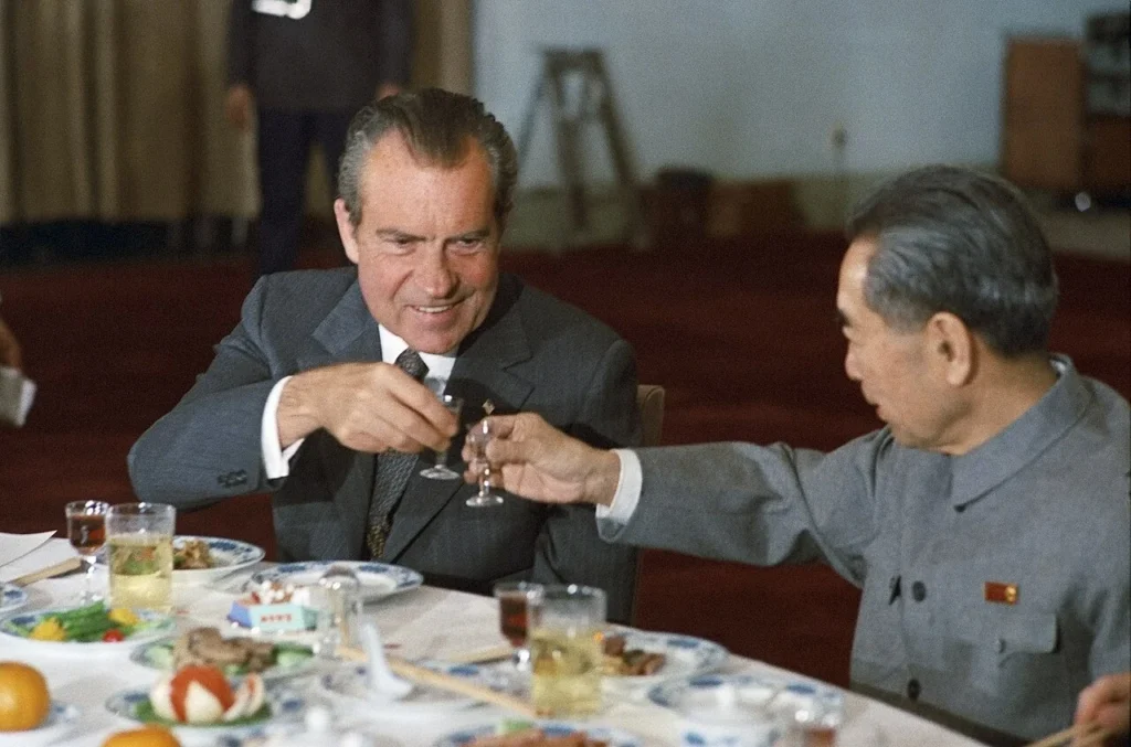 中国訪問中の宴席で乾杯するニクソン大統領と周恩来首相