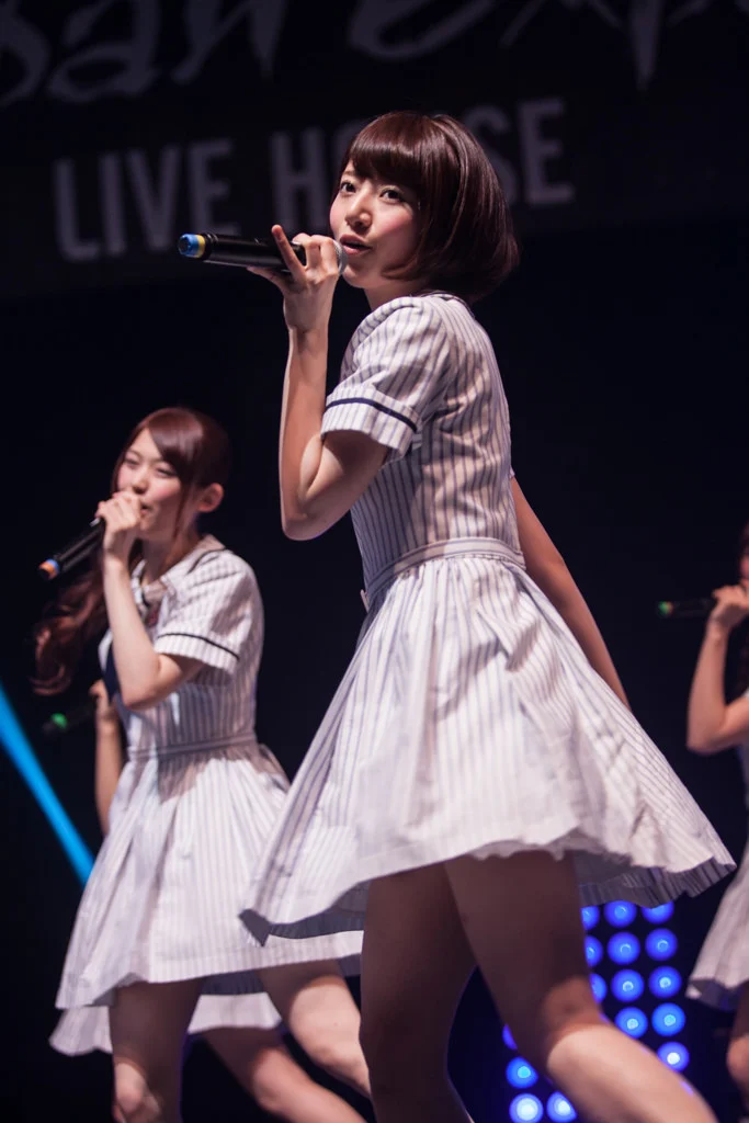 ステージで歌う乃木坂46の橋本奈々未と松村沙友理