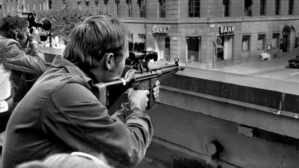 1973年のストックホルム銀行立てこもり事件で警戒する武装警察官