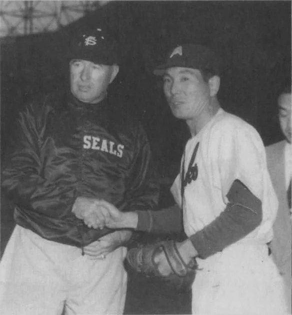 南海ホークスの鶴岡一人とフランク・オドールが握手する1949年の写真