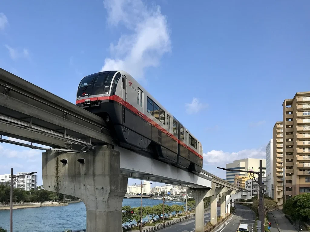 壺川駅に到着する沖縄都市モノレールの車両の写真