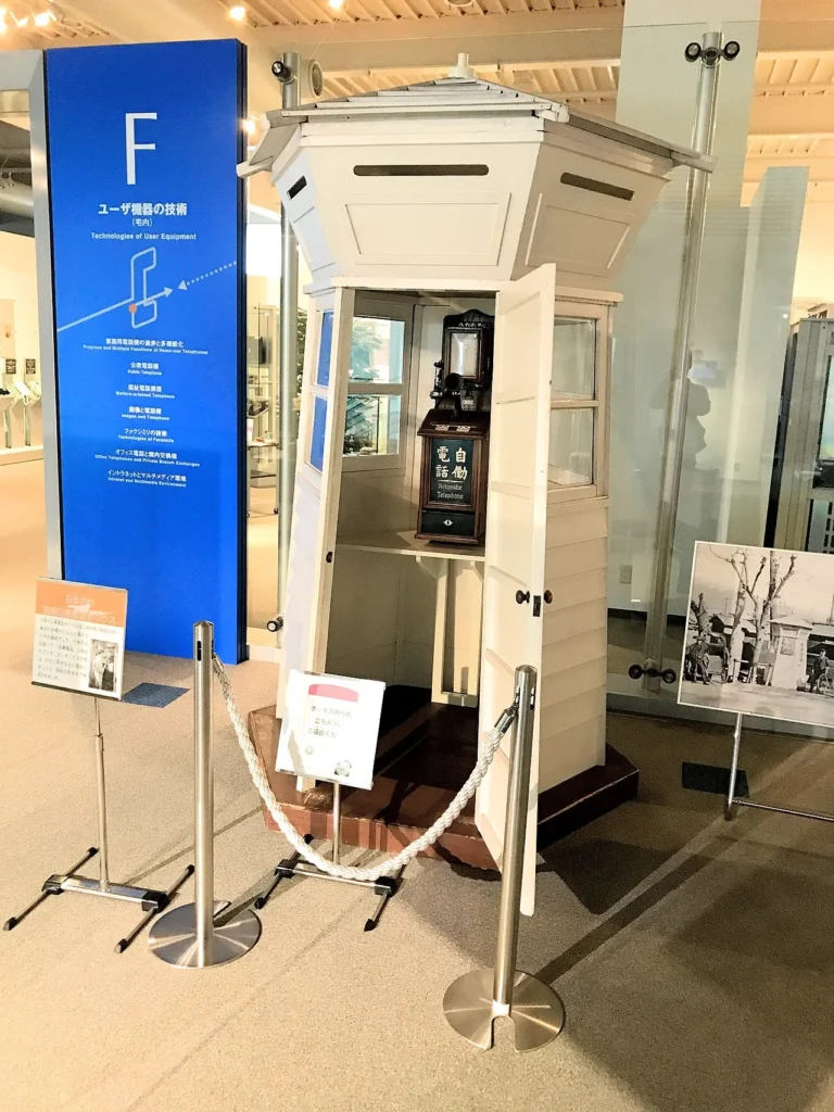 1900年に設置された日本初の街頭公衆電話ボックスの復元展示