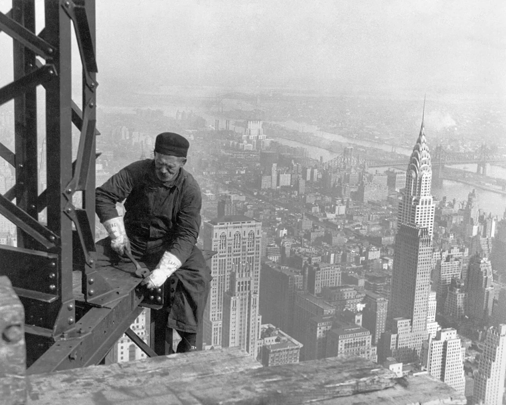 建設中のエンパイア・ステート・ビルで働く作業員