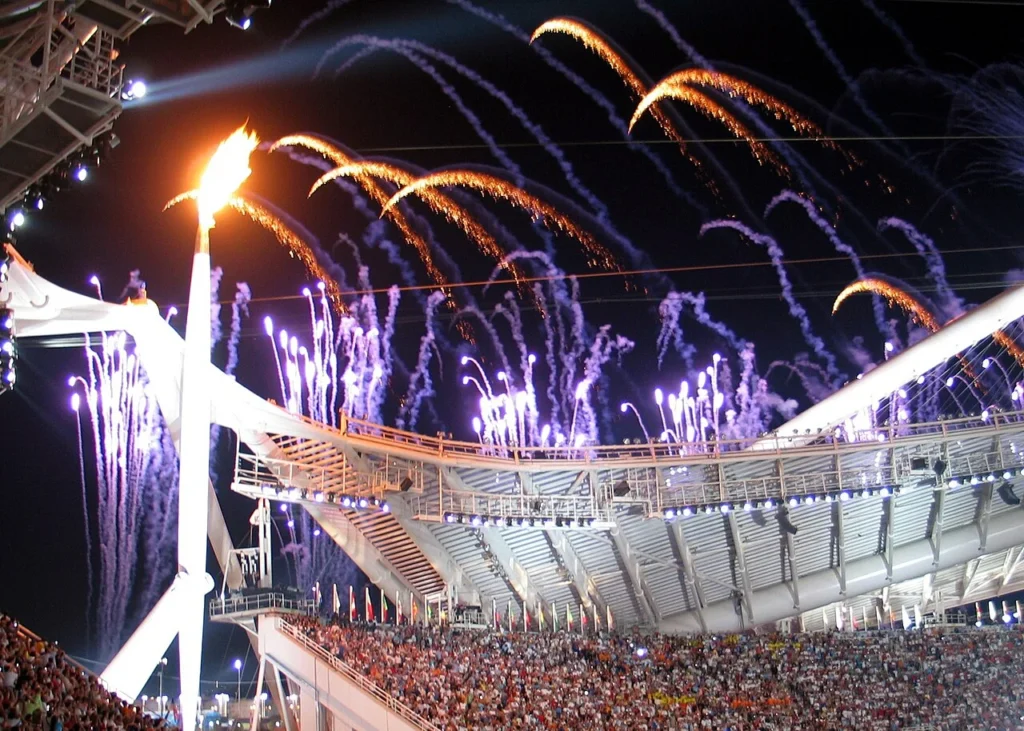 2004年アテネ五輪の開会式における聖火の写真