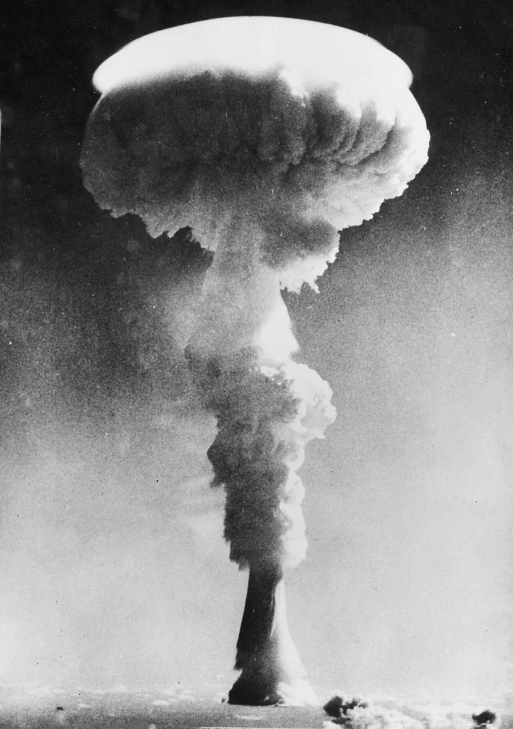 1957年5月のオペレーション・グラップル核実験で立ち上る雲