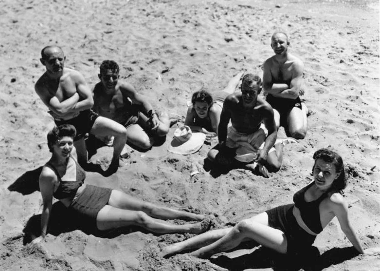 1947年ごろのニュージーランドの海岸で水着を着た人々