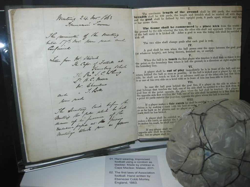 1863年に起草されたサッカー競技規則の手稿の写真