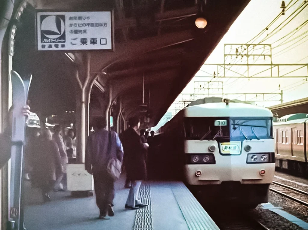 シルバーシートの乗車口案内板が見える1984年の大阪駅