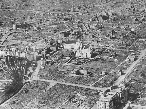 大阪大空襲後に焼け野原となった大阪市街