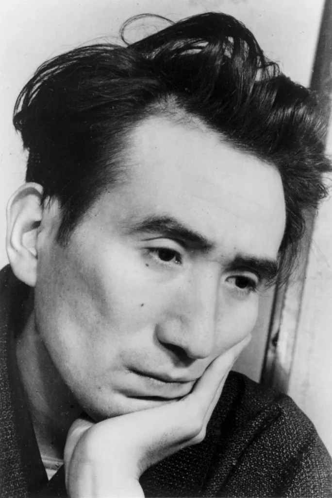 1948年に撮影された作家の太宰治