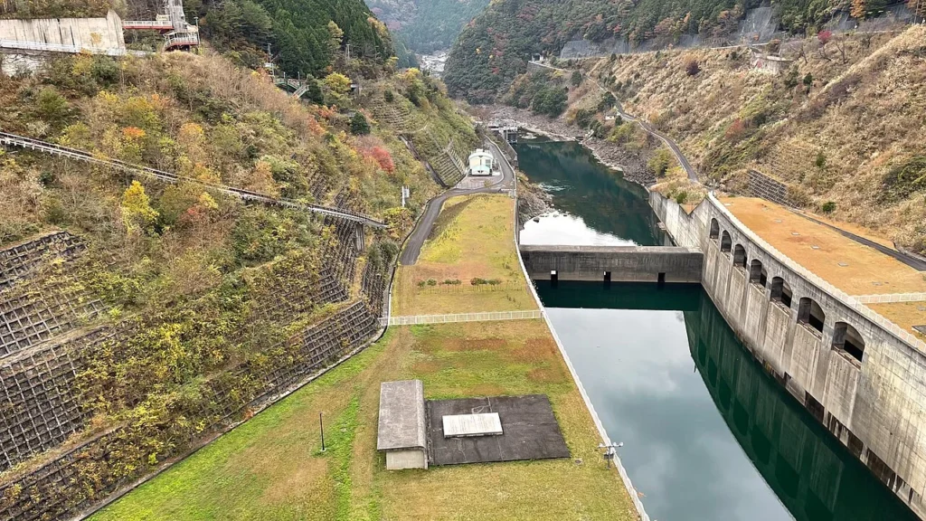 奈良県川上村の大滝ダムから下流方向を写した写真