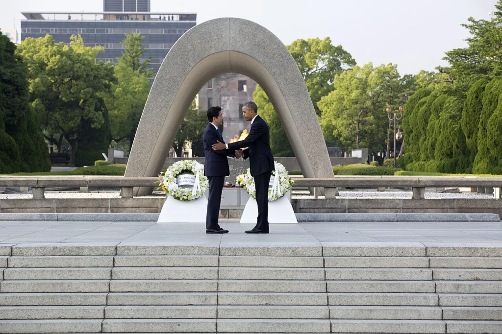 広島平和記念公園で献花するオバマ大統領と安倍首相