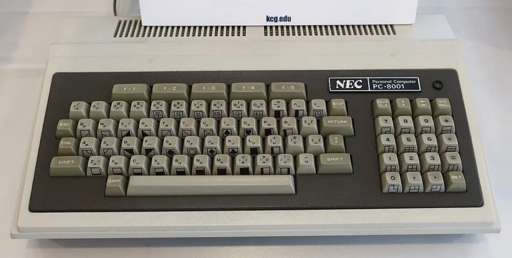 PC-8001のキーボードを写した写真