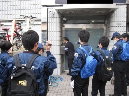 団体施設への立入検査を記録する公安調査庁職員