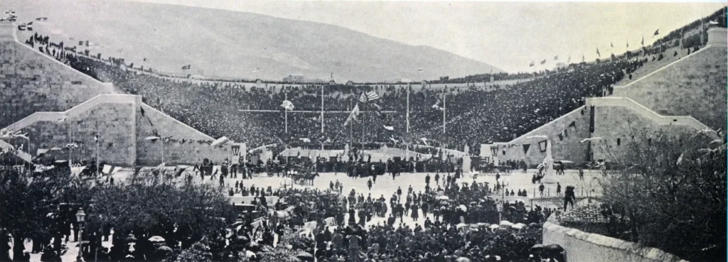 1896年の近代オリンピック初日に観客が集まったアテネのパナシナイコ競技場
