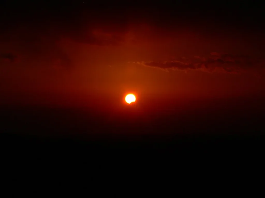 夕日の一部が月に隠された部分日食