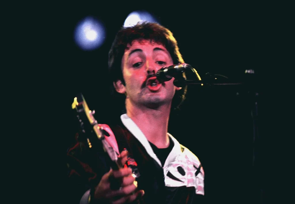 1976年にイタリアのベネチアで公演するポール・マッカートニー