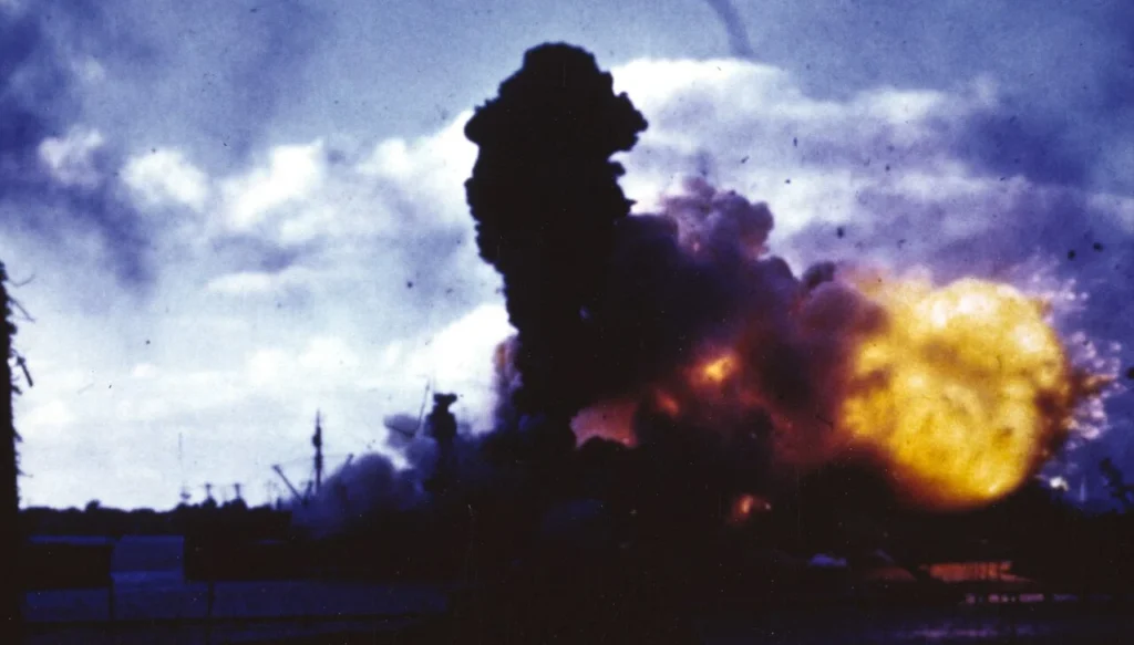 真珠湾攻撃で炎上する戦艦アリゾナ
