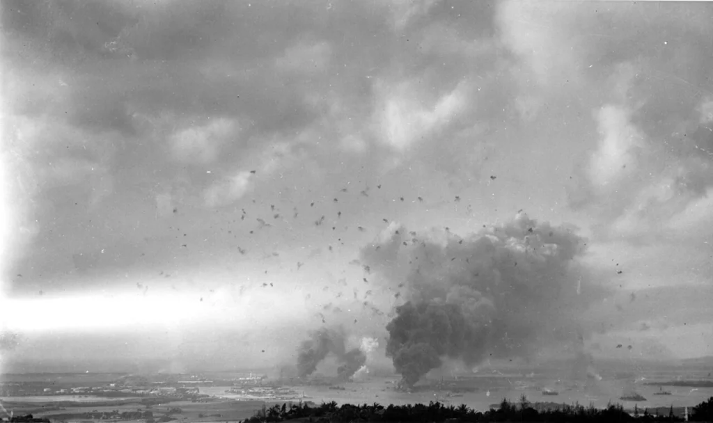 真珠湾攻撃中の港を遠方から撮影した写真