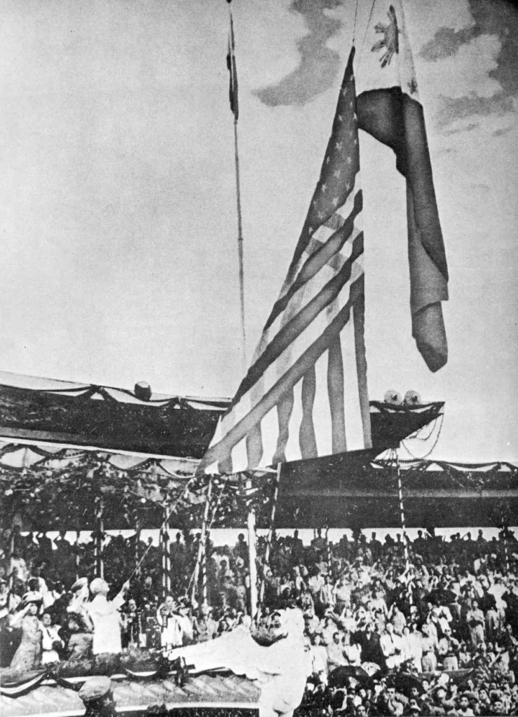1946年のフィリピン独立式典で掲揚されるフィリピン国旗