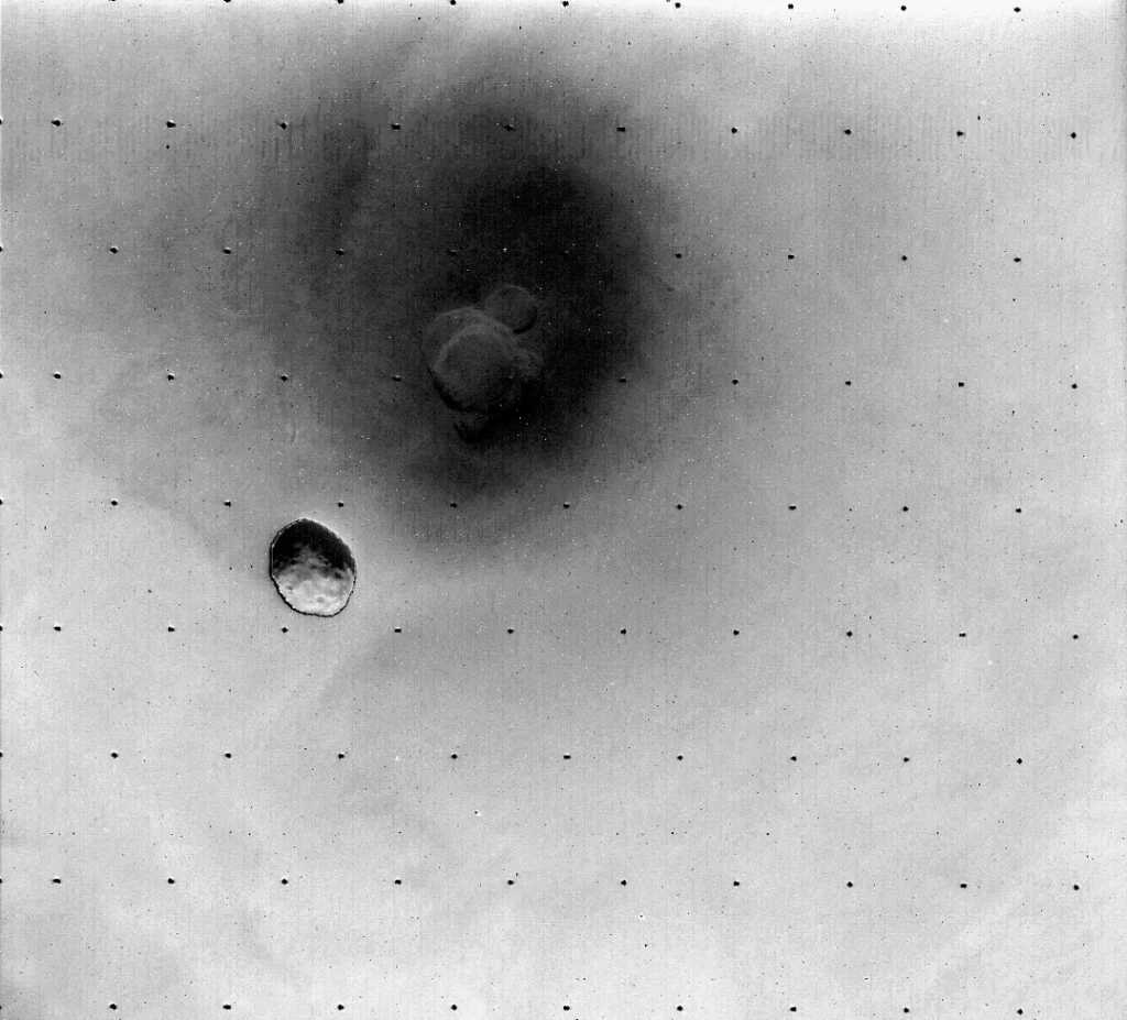 火星上空を周回する衛星フォボス