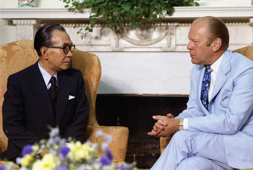 ホワイトハウスの大統領執務室で会談するフォード大統領と三木武夫首相の写真