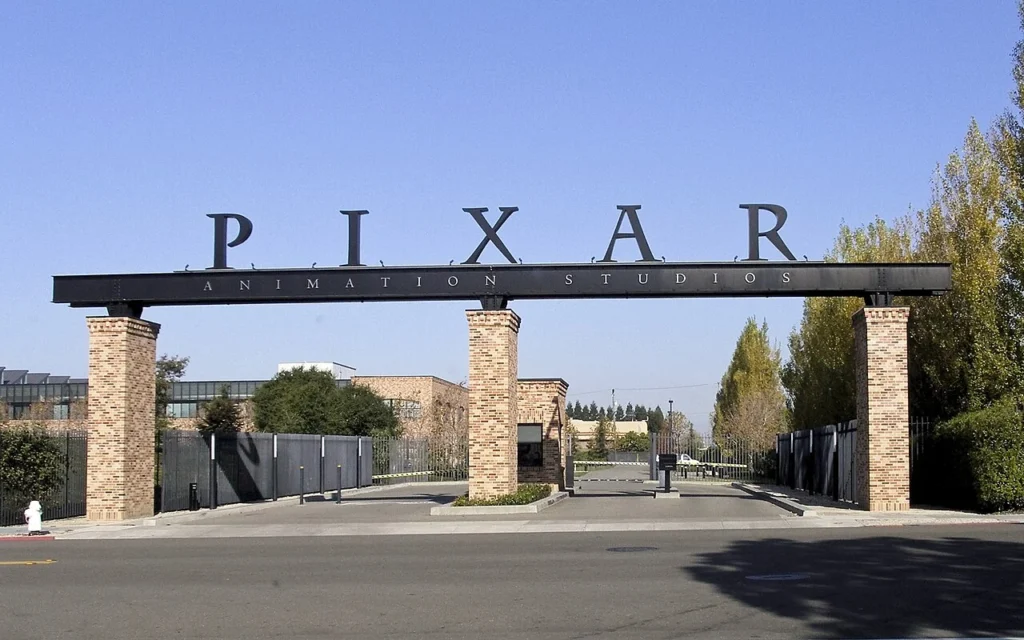カリフォルニア州エメリービルにあるピクサー・アニメーション・スタジオの入口