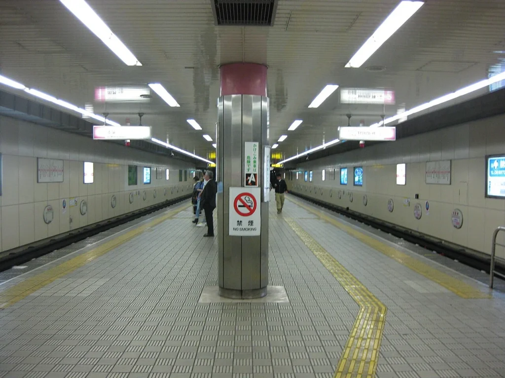 大阪メトロ千日前線今里駅のホーム