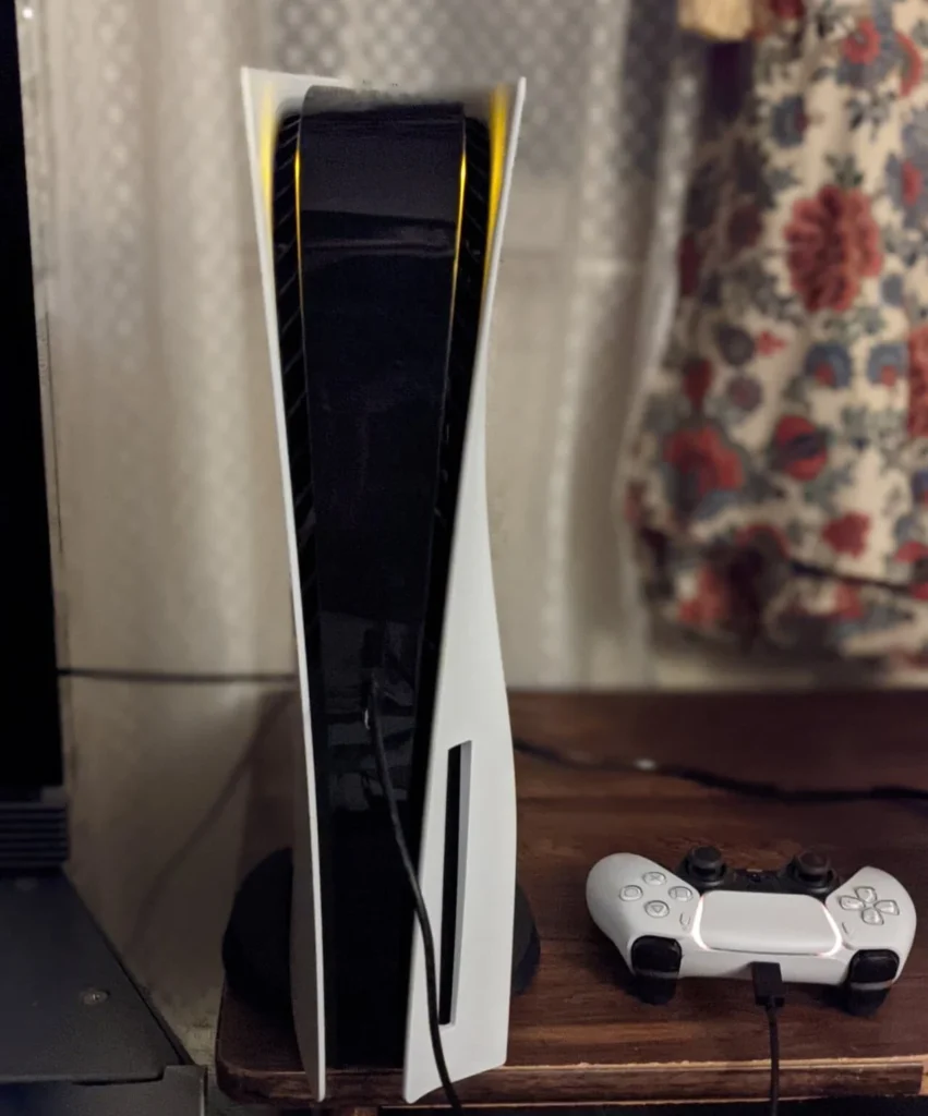 PlayStation 5本体とDualSenseコントローラーの写真