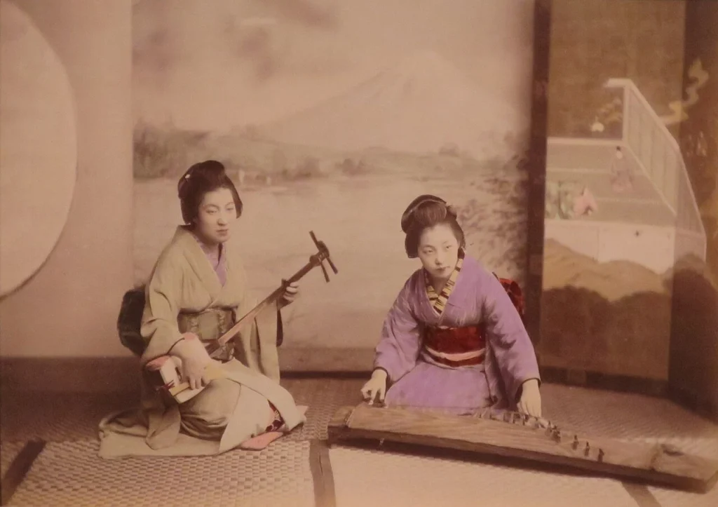 琴と三味線を演奏する女性たちの明治時代の写真