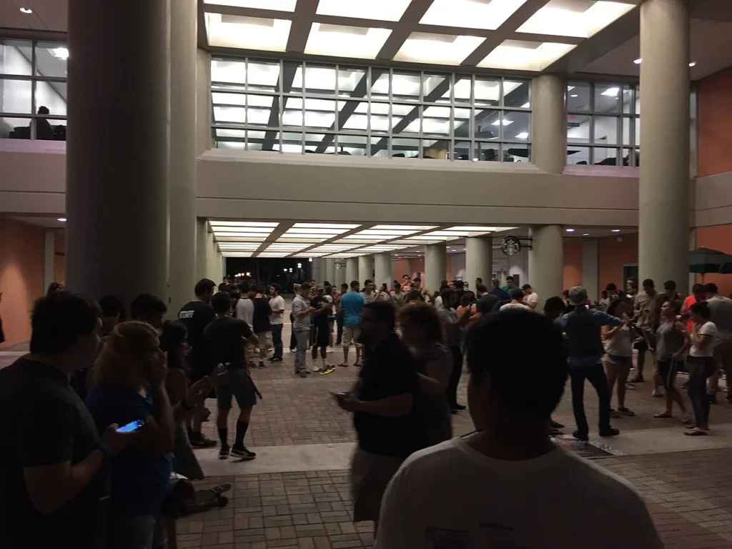 ポケモンGOをプレイするため集まった人々